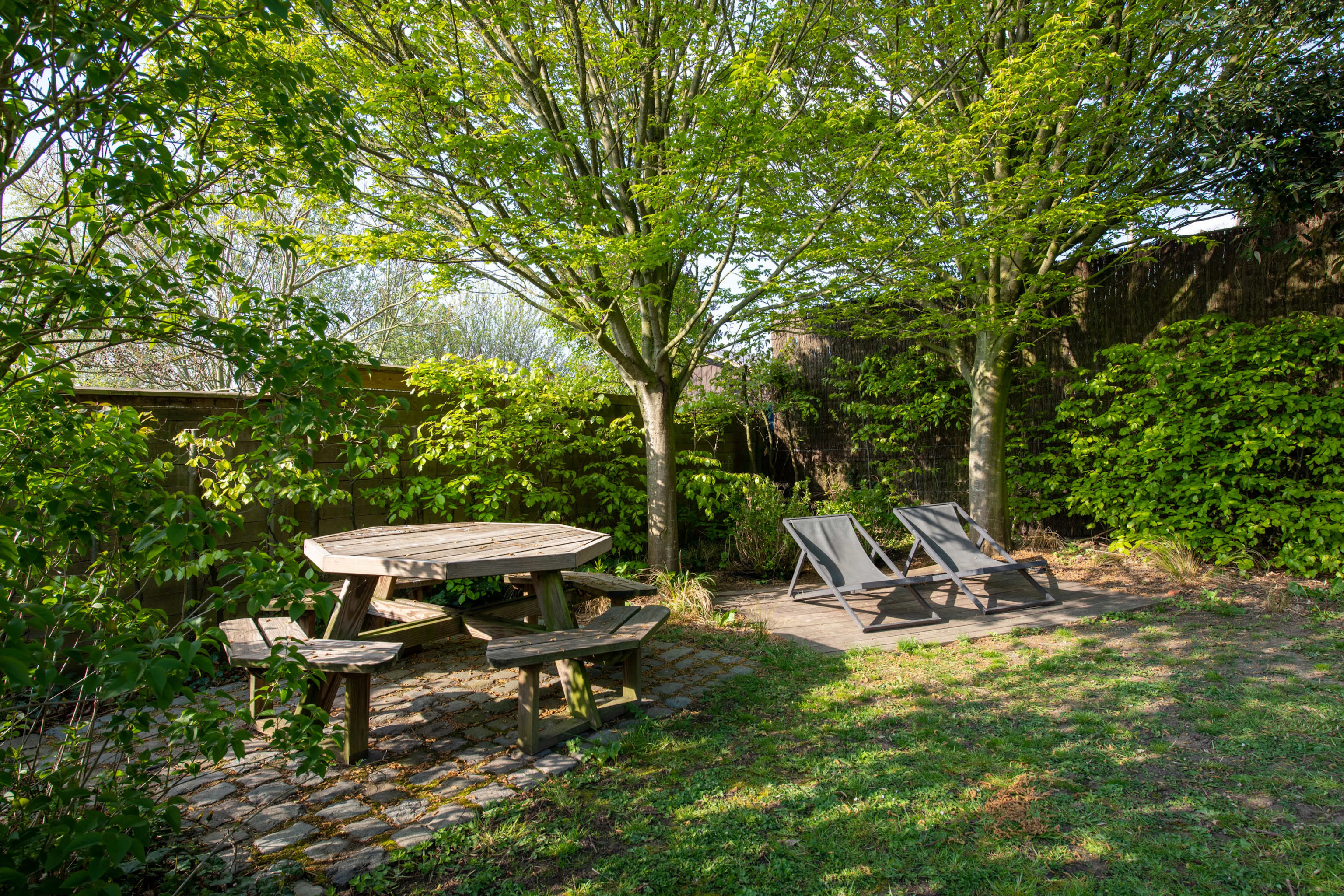 Heuveltuin met zithoek