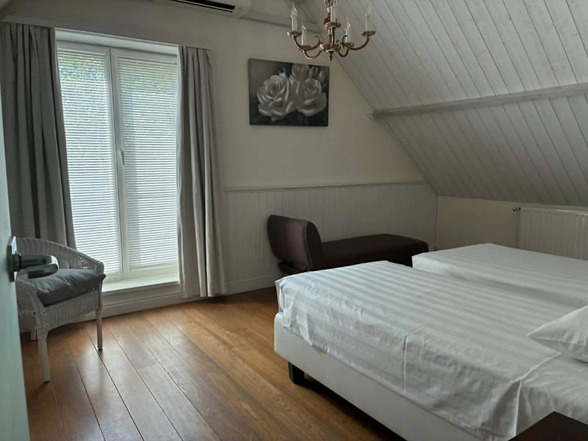 Een van de drie slaapkamers met boxsprings